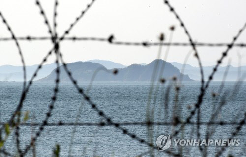 멀리 보이는 북한 갈도 [연합뉴스]